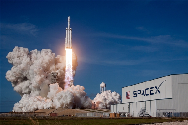 SpaceX完成750亿美元史上最大IPO:马斯克成人类首位万亿富翁