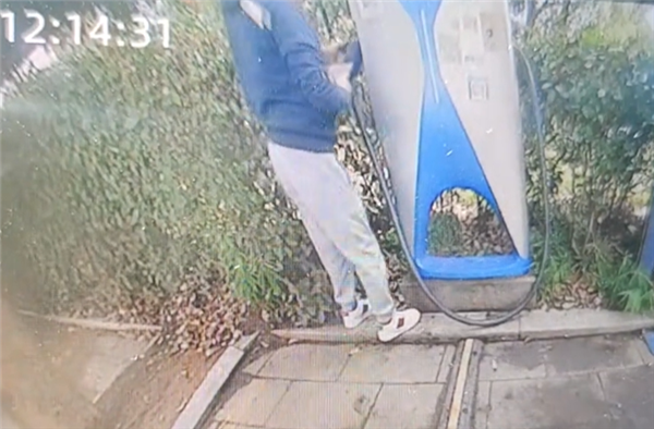 男子充电时遭充电枪反弹致嘴唇开裂：被缝8针