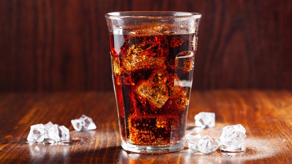 男子喝隔夜饮料被送抢救室：腹部剧痛