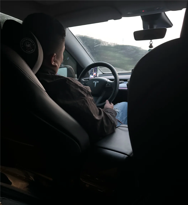 特斯拉顺风车开了智驾后司机睡觉 乘客：投诉后平台给了5元补偿券