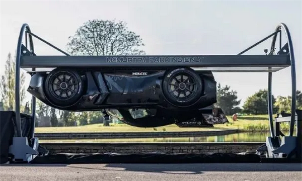 挑战物理极限！你见过能在天花板上行驶的汽车吗