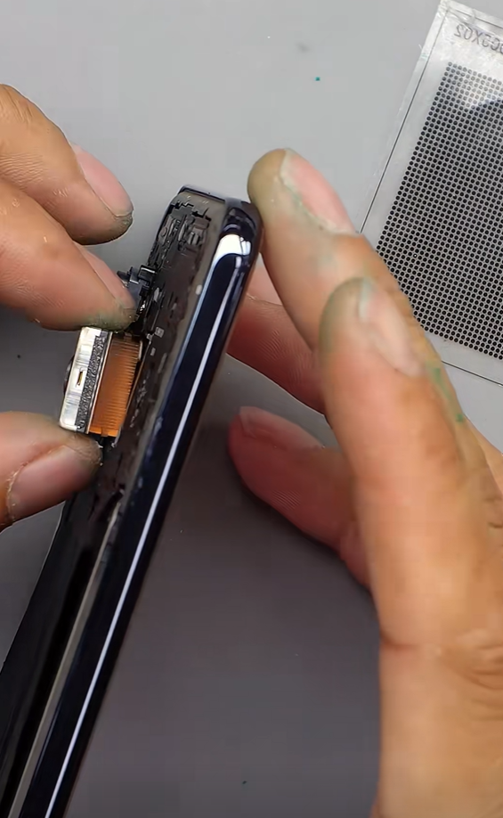 8000mAh史无前例！荣耀Power拆解：为了塞进超大电池 主板结构都变了