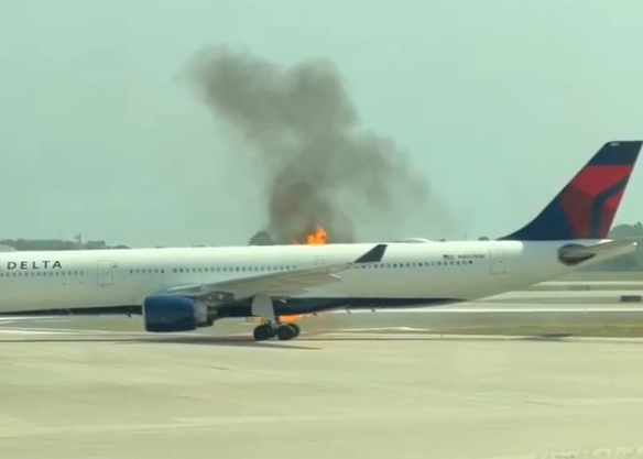 又一起！美国一客机起飞时发动机突然起火：乘客滑梯逃生
