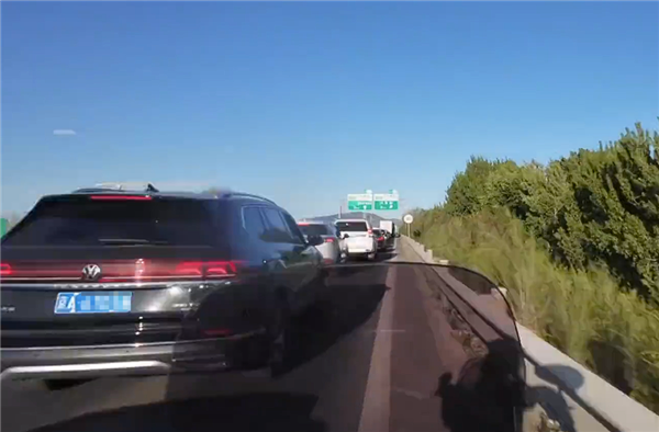 网友偶遇大堵车：竟因头车司机原地睡着了