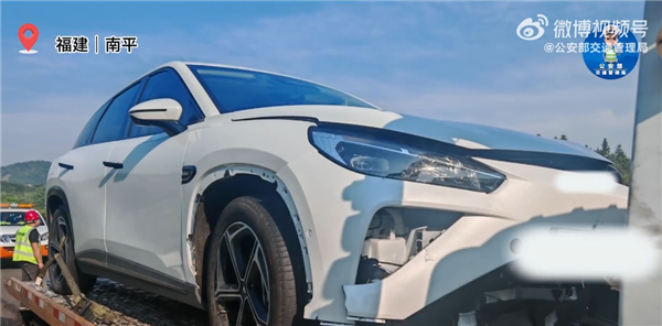 SUV高速上径直撞上水马墙！司机：太困了 开了自动驾驶