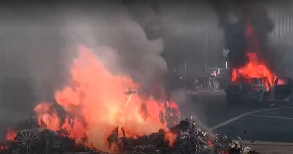 自动驾驶汽车遭肆意纵火 谷歌Waymo暂停洛杉矶市中心运营