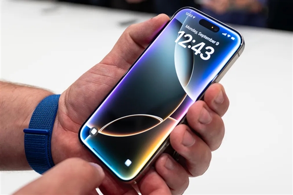 去年大肆宣传的AI功能没有兑现：苹果今年不敢画饼了