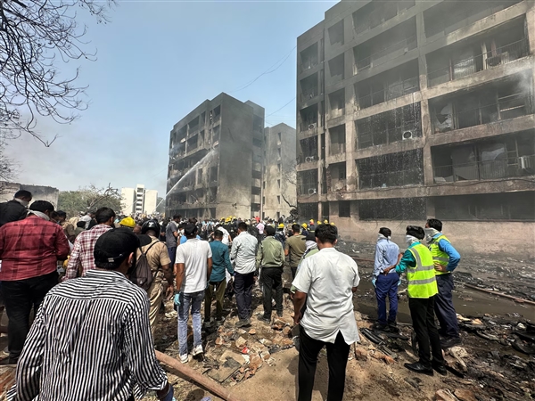 什么原因导致印度客机起飞30秒坠毁：航空专家推测三种可能