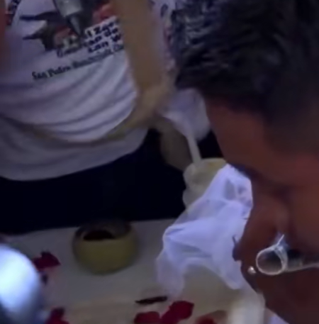 为祈求繁荣与丰收 墨西哥一市长与鳄鱼“结婚”