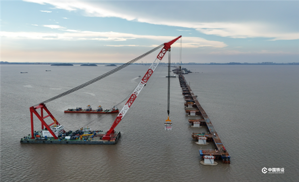 世界首例！杭州湾跨海铁路大桥“第一墩”就位