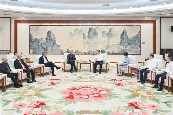 英伟达CEO黄仁勋今天首次中文演讲：直言好紧张 要好好练习中文