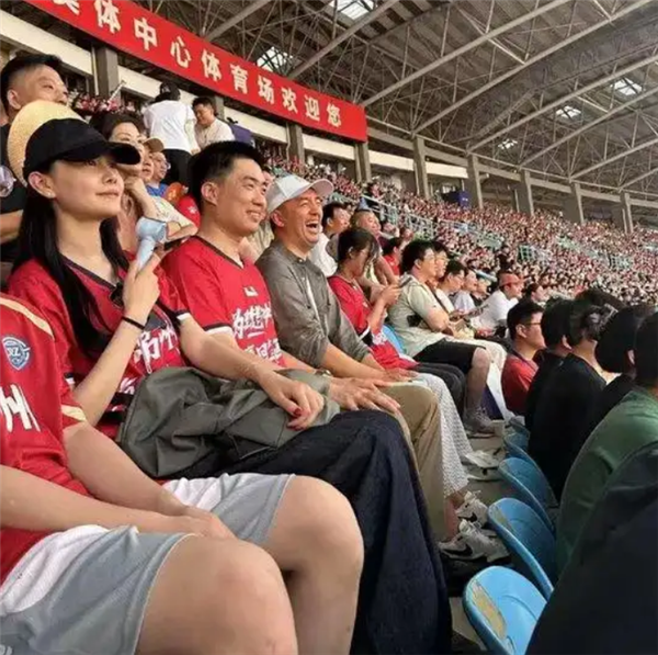 李想带妻子现身常州看苏超 李想穿12号球衣 其妻身材高挑