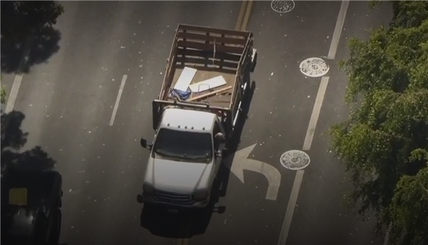 三个轮胎爆裂 美国一男子偷皮卡后龟速逃窜：警方追了90分钟